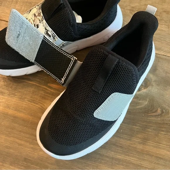 UNDER ARMOUR Boys Camo Velcro Sneaker Size 1 - Picture 4 of 6